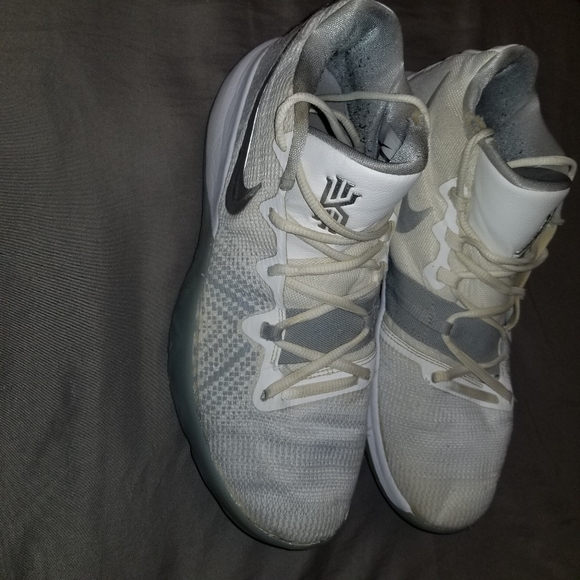 !!!!!!*SOLD*!!!!!!!!Kyrie flytrap white - Picture 6 of 8